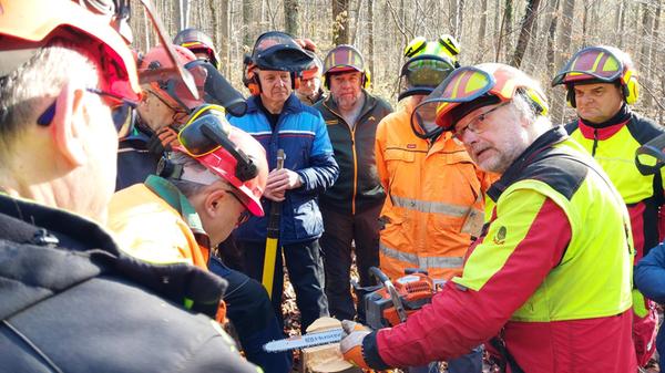 Praktiker Rainer Koopmann zeigt den Teilnehmern di