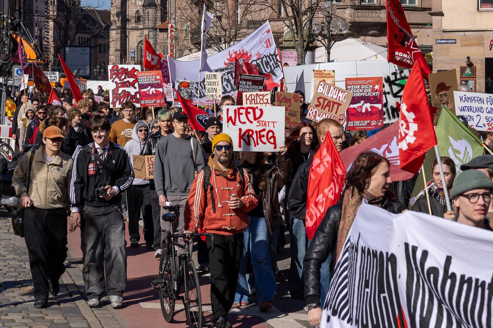 Aus Protest gegen den neuen Wehrdienst sind am Donnerstag in rund einem Dutzend bayerischer Städte Schülerinnen und Schüler auf die Straßen gegangen. Unter dem Motto "Schulstreik gegen Wehrpflicht" streikten Polizeiangaben zufolge mehr als 1000 Schülerinnen und Schüler in München, Nürnberg, Bamberg und Regensburg, so die "Deutsche Presse-Agentur"