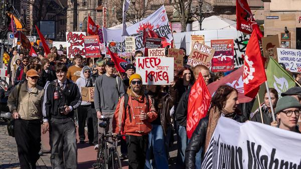 Aus Protest gegen den neuen Wehrdienst sind am Donnerstag in rund einem Dutzend bayerischer Städte Schülerinnen und Schüler auf die Straßen gegangen. Unter dem Motto "Schulstreik gegen Wehrpflicht" streikten Polizeiangaben zufolge mehr als 1000 Schülerinnen und Schüler in München, Nürnberg, Bamberg und Regensburg, so die "Deutsche Presse-Agentur"