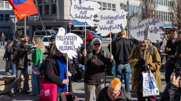 Auch in der Nürnberger Innenstadt versammelten sich Schülerinnen und Schüler und Unterstützende mit Fahnen, Bannern und Protestplakaten.