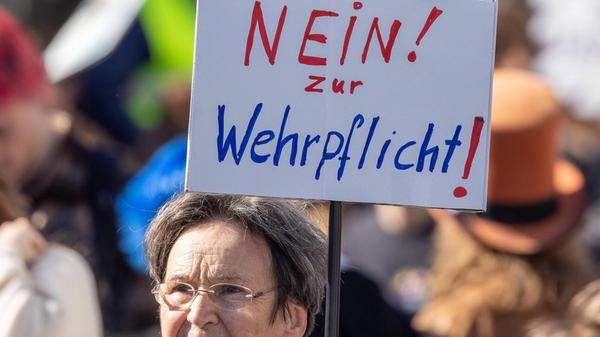 Die Jugendlichen seien von Eltern, Lehrkräften, Gewerkschaften und durch politische Jugendorganisationen unterstützt worden.