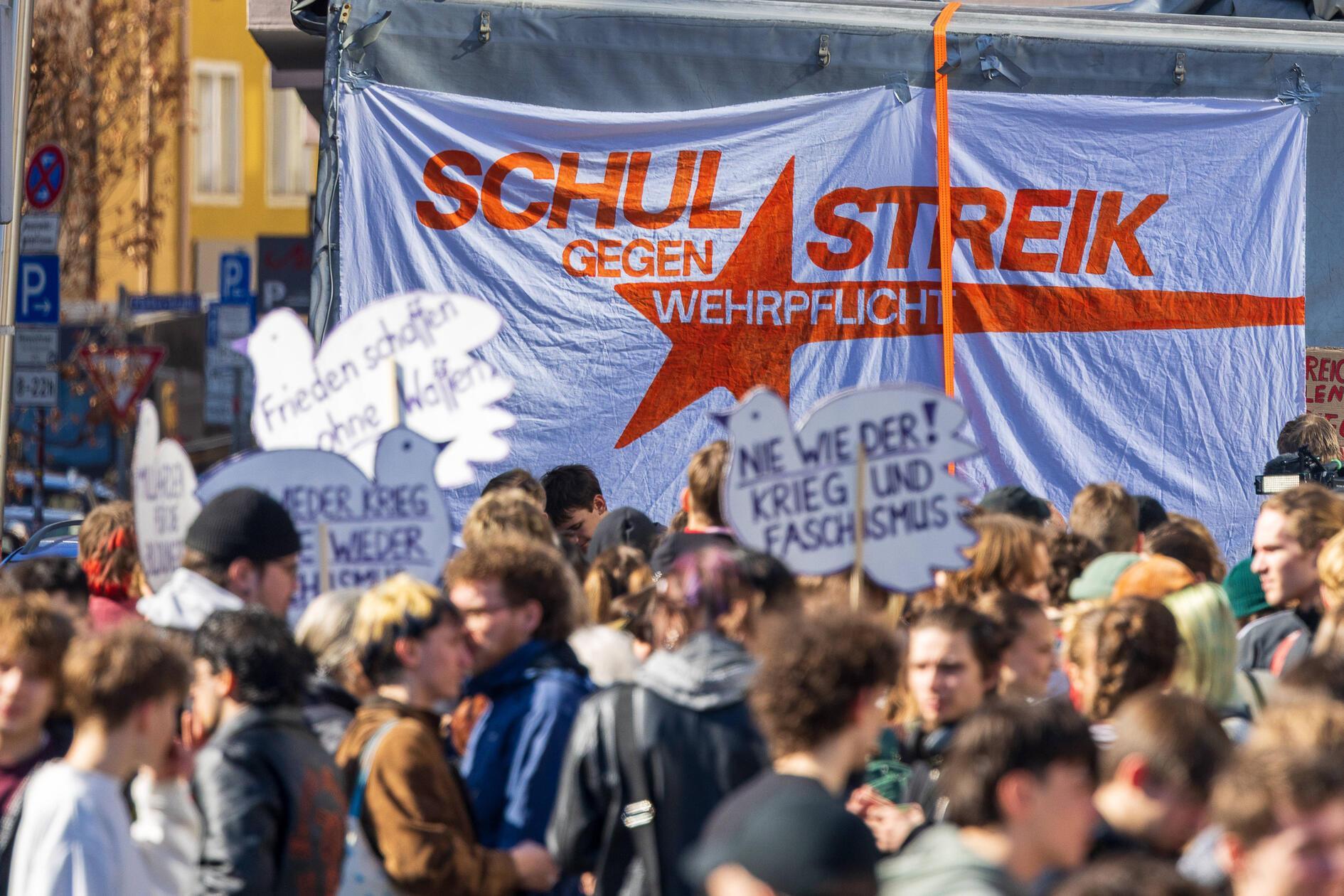 Hintergrund ist das Gesetz für den neuen Wehrdienst, das seit dem 1. Januar gilt. Alle 18-jährigen Männer und Frauen erhalten einen Fragebogen, mit dem ihre Eignung und ihre Motivation für die Bundeswehr erhoben wird. Männer müssen diesen verpflichtend ausfüllen.