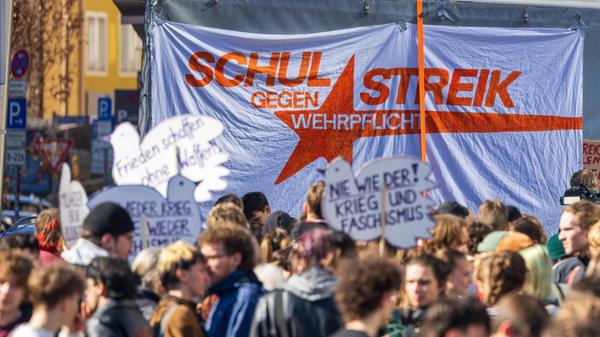 Hintergrund ist das Gesetz für den neuen Wehrdienst, das seit dem 1. Januar gilt. Alle 18-jährigen Männer und Frauen erhalten einen Fragebogen, mit dem ihre Eignung und ihre Motivation für die Bundeswehr erhoben wird. Männer müssen diesen verpflichtend ausfüllen.