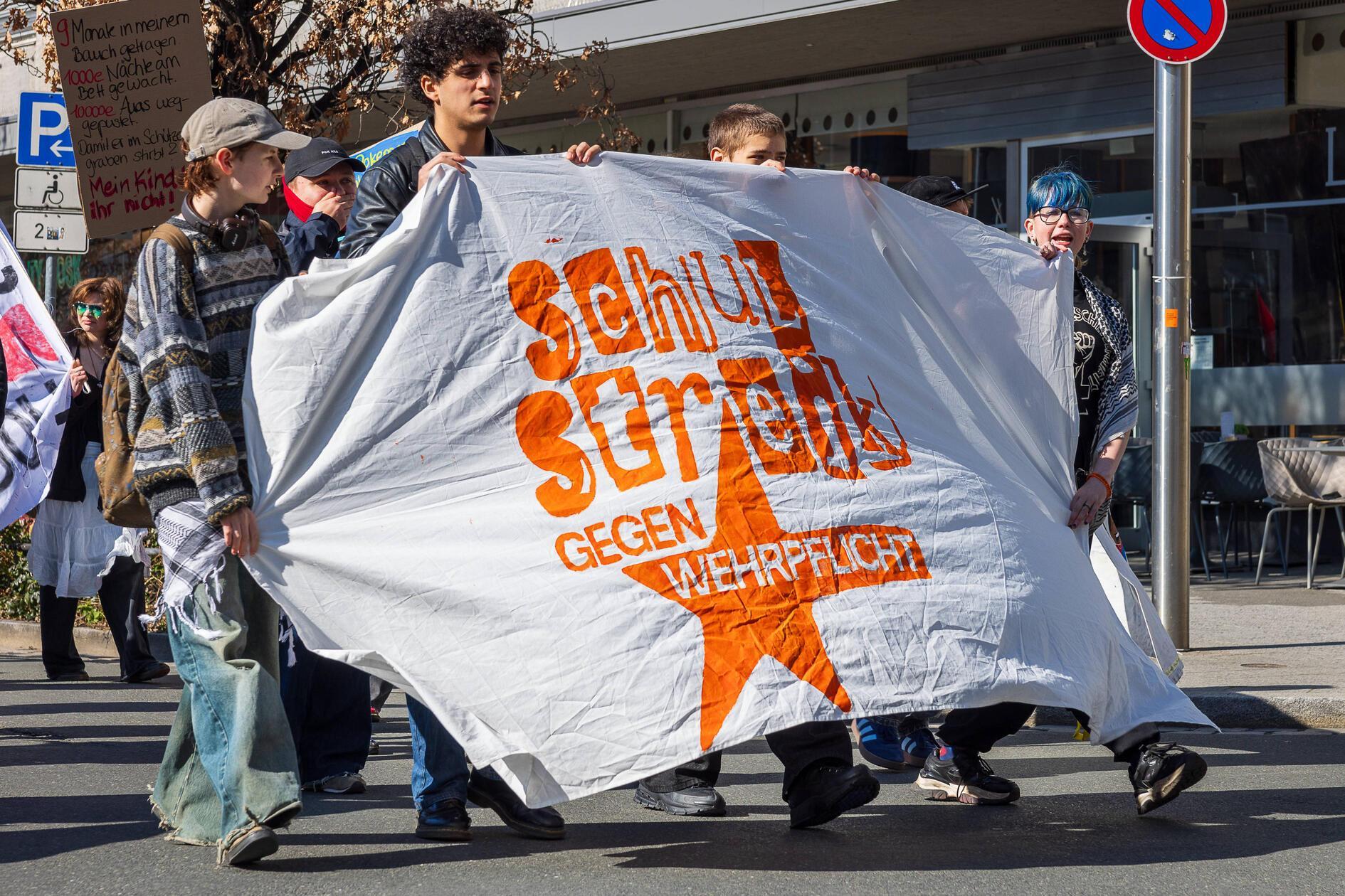 Die Demo in Nürnberg begann am Vormittag auf dem Kornmarkt. Dort gab es zunächst Redebeiträge, Workshops und Musik. Anschließend zog ein Demonstrationszug durch die Nürnberger Innenstadt.
