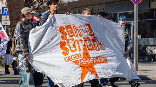 Die Demo in Nürnberg begann am Vormittag auf dem Kornmarkt. Dort gab es zunächst Redebeiträge, Workshops und Musik. Anschließend zog ein Demonstrationszug durch die Nürnberger Innenstadt.