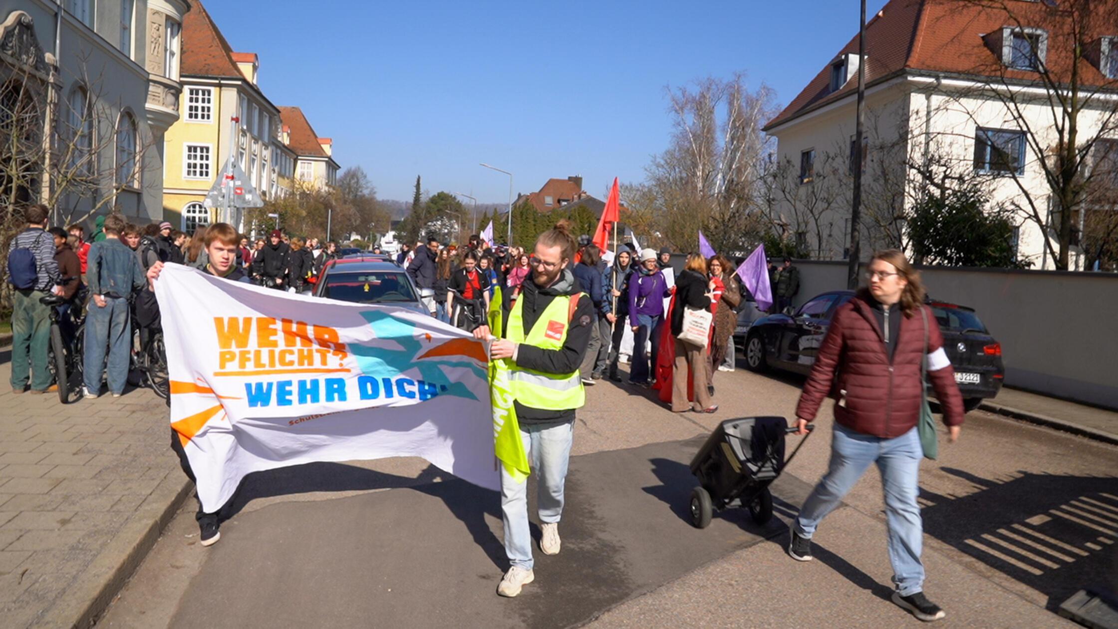 .... samt Demozug durch die Innenstadt.