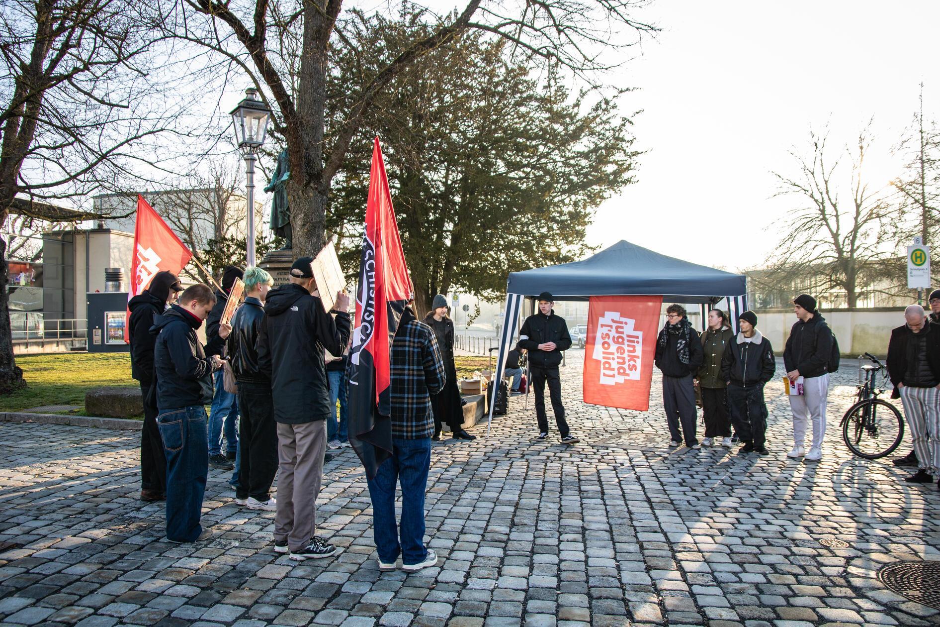 Rund 200 Schülerinnen und Schüler sammelten sich auch etwa in Regensburg zum Protest. Auch in Bayreuth, Erlangen und Hof gab es Demonstrationen.