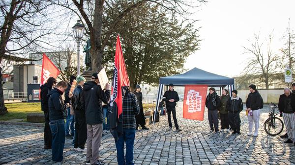 Rund 200 Schülerinnen und Schüler sammelten sich auch etwa in Regensburg zum Protest. Auch in Bayreuth, Erlangen und Hof gab es Demonstrationen.