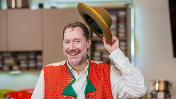 Mirko Reeh steht in seiner Kochschule und hat die