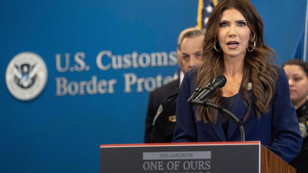 US-Heimatschutzministerin Kristi Noem spricht währ