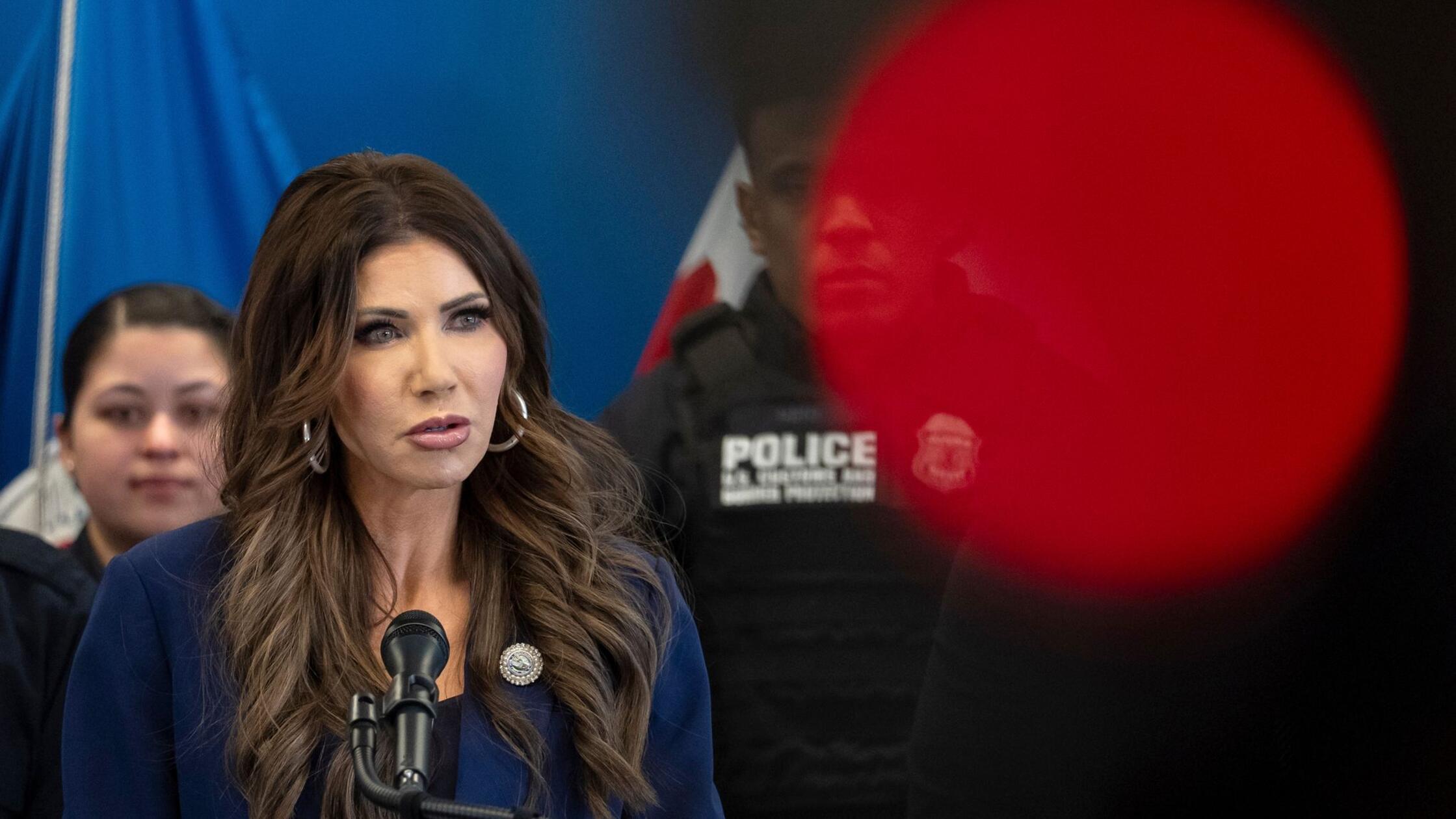 US-Heimatschutzministerin Kristi Noem spricht währ