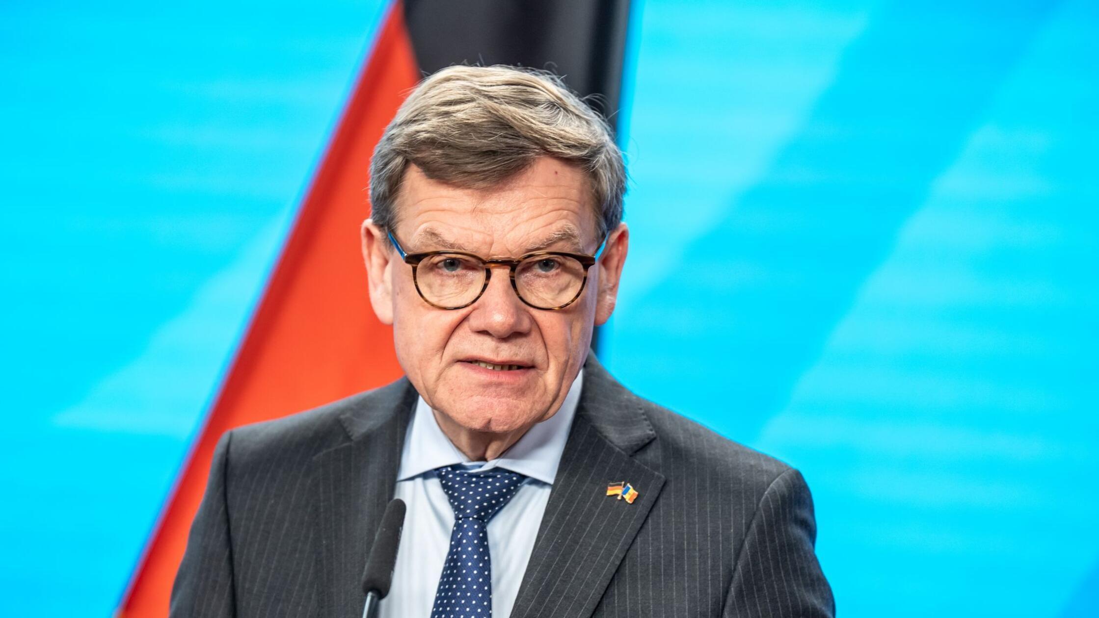 Johann Wadephul (CDU), Außenminister, spricht eine