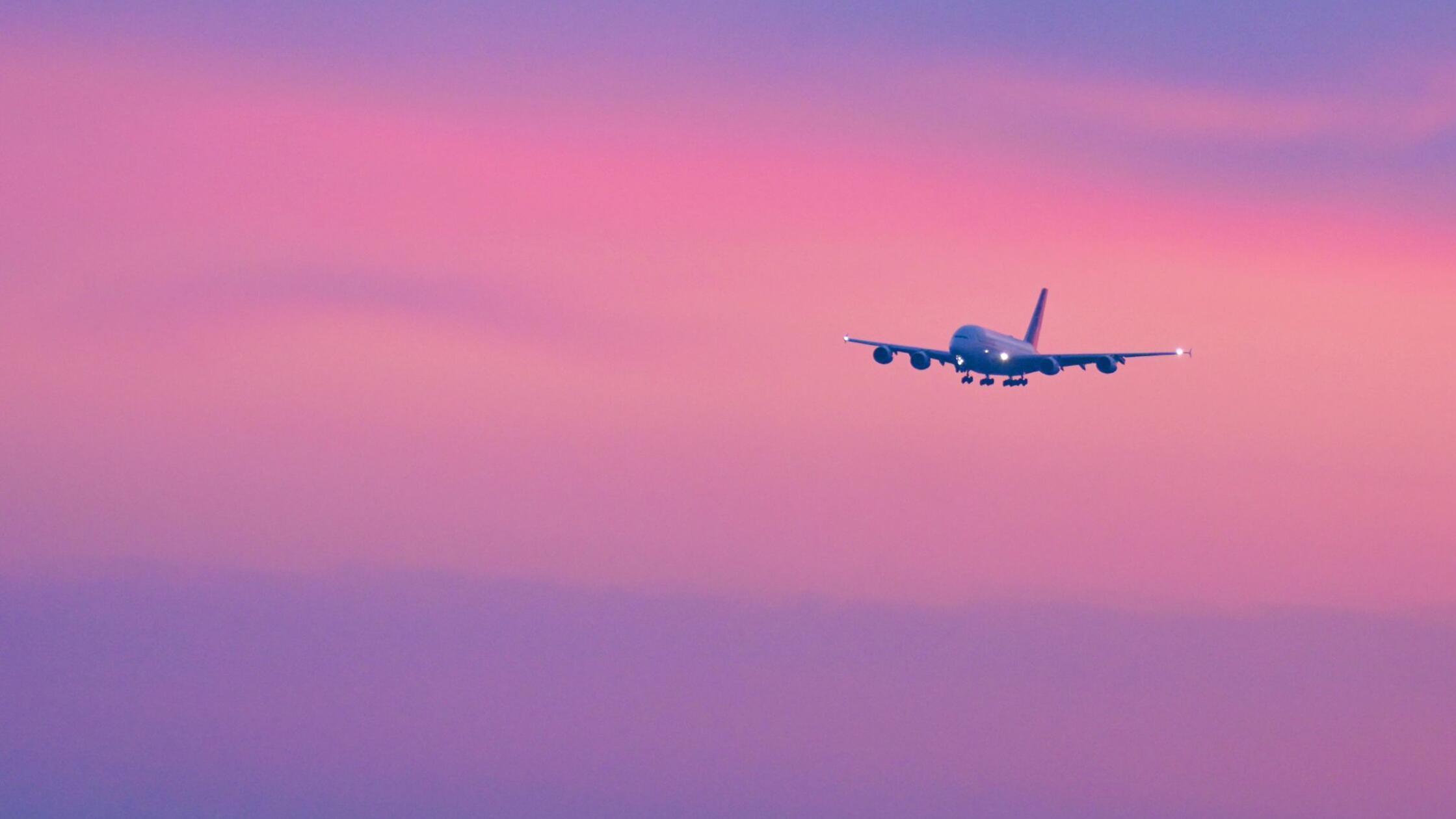 Ein Airbus A380 aus Abu Dhabi landet in München oh
