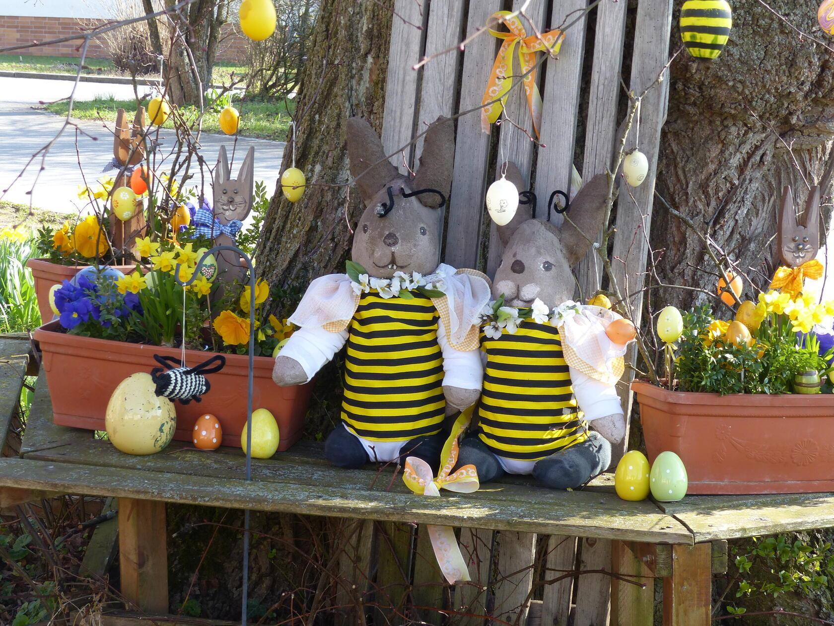 Schon jahrelang lässt es sich Frau Vogel nicht nehmen, rund um Ihren Hof mit der alten Linde im Nürnberger-Ortsteil Greuth ein österliches Kunstwerk mit selbstgemachten Figuren zu gestalten.