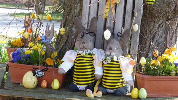 Schon jahrelang lässt es sich Frau Vogel nicht nehmen, rund um Ihren Hof mit der alten Linde im Nürnberger-Ortsteil Greuth ein österliches Kunstwerk mit selbstgemachten Figuren zu gestalten.