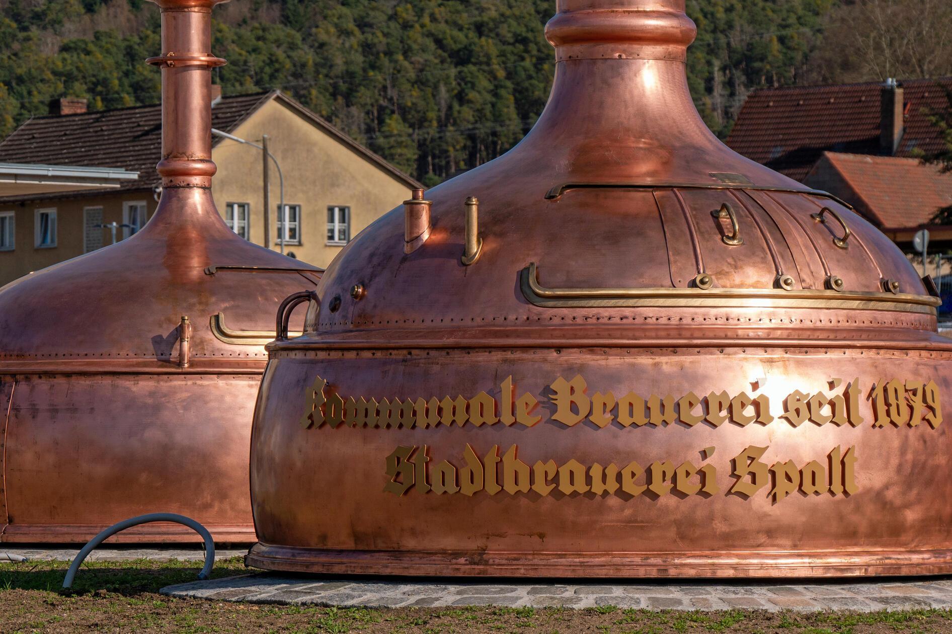 Im Spalter Kreisverkehr stehen diese zwei Braukessel.