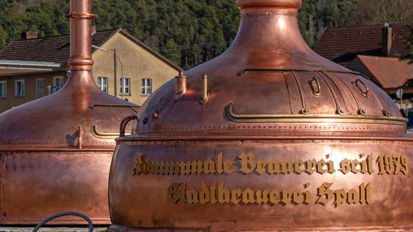 Im Spalter Kreisverkehr stehen diese zwei Braukessel.