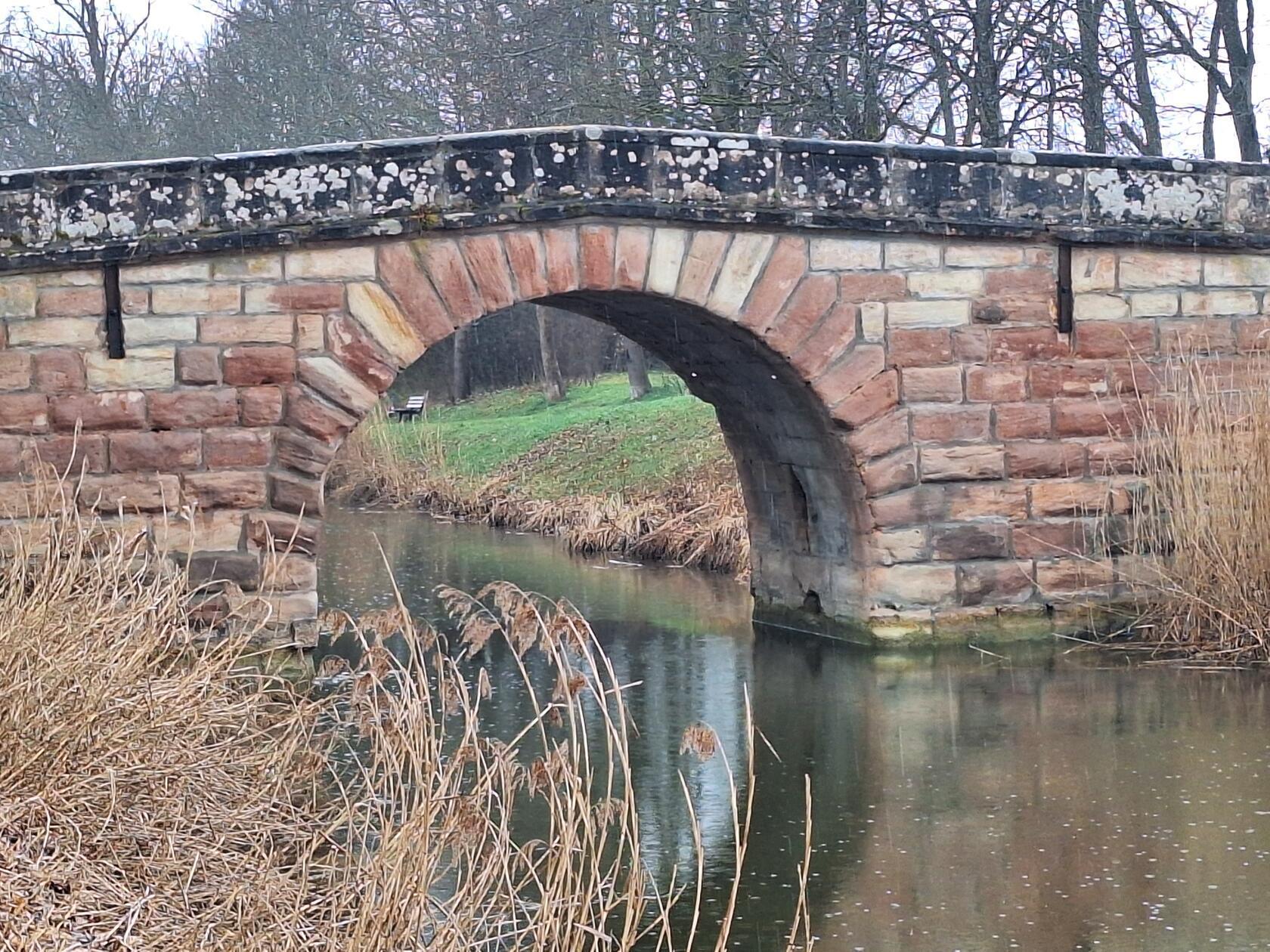 Auch bei Regen ist die Brücke bei Schloss Kugelhammer in Röthenbach St. Wolfgang schön.