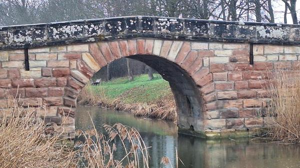 Auch bei Regen ist die Brücke bei Schloss Kugelhammer in Röthenbach St. Wolfgang schön.