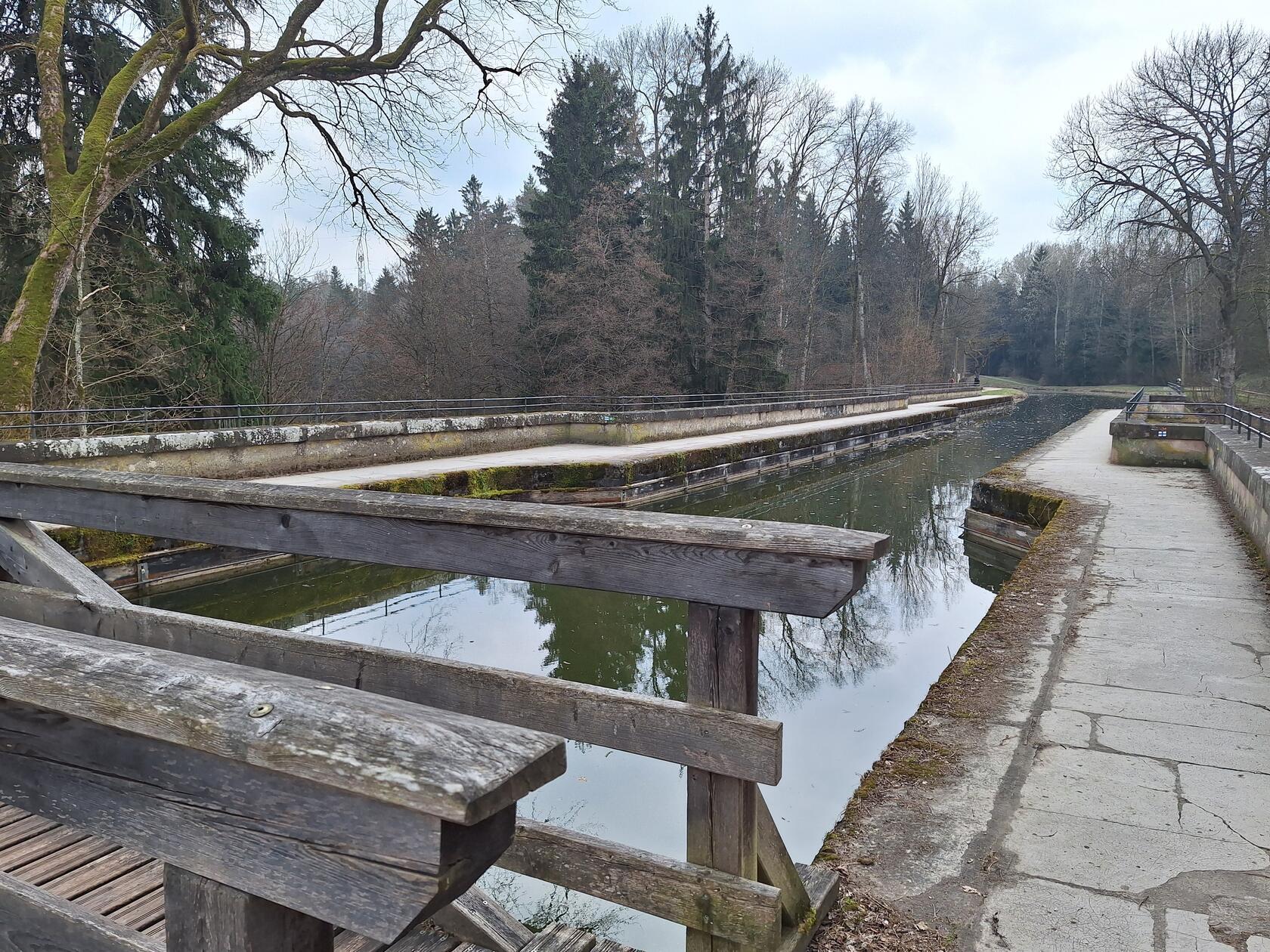 Der Brückkanal mit seinem Geh- und Radweg  über das Schwarzachtal.