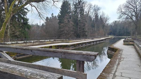 Der Brückkanal mit seinem Geh- und Radweg über das Schwarzachtal.