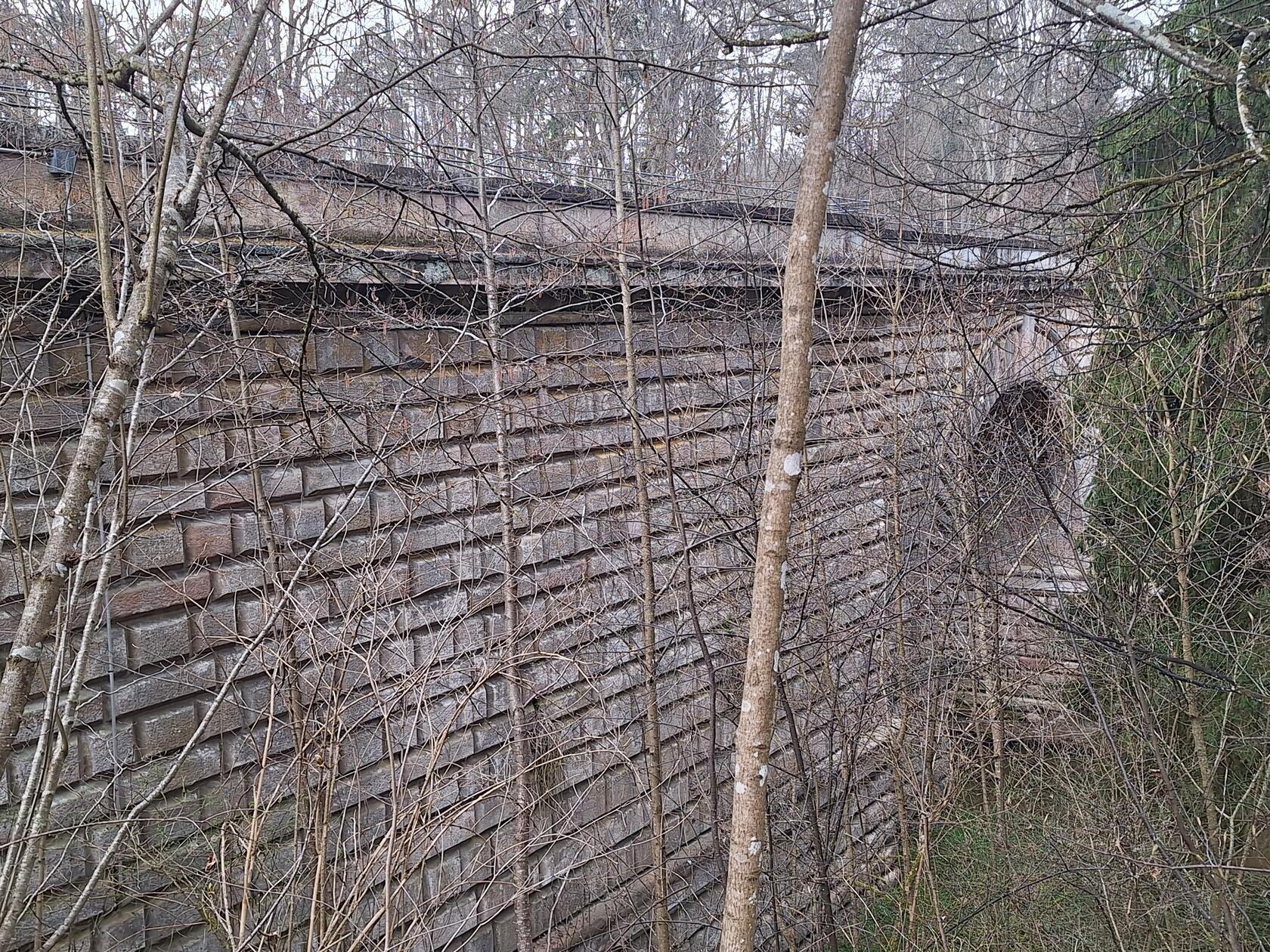 Ein beachtliches Bauwerk der Brückkanal der über die Schwarzach führt.