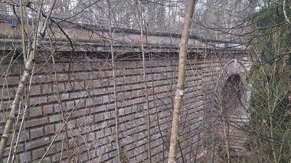 Ein beachtliches Bauwerk der Brückkanal der über die Schwarzach führt.