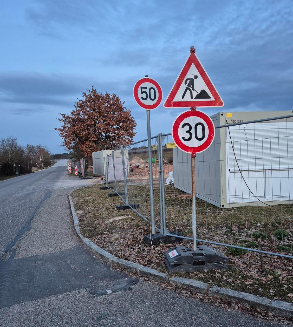 Neben der A6 in Schwabach aufgenommen von unserer Leserin. Witzig ist es auf jeden Fall.