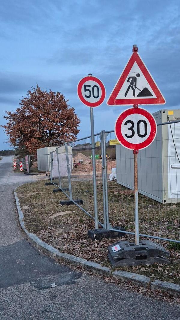 Neben der A6 in Schwabach aufgenommen von unserer Leserin. Witzig ist es auf jeden Fall.