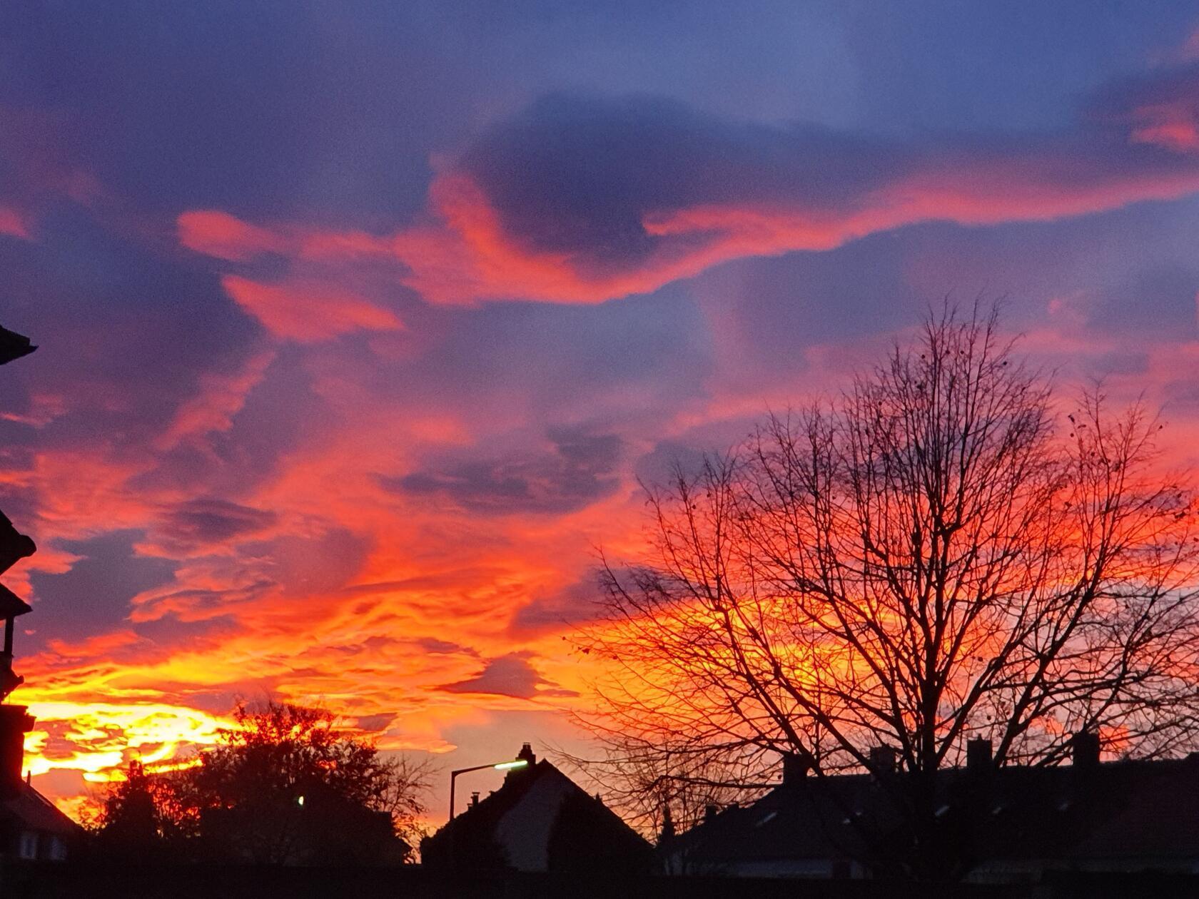 Blutroter Tagesbeginn über den Dächern von Roth.