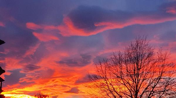 Blutroter Tagesbeginn über den Dächern von Roth.