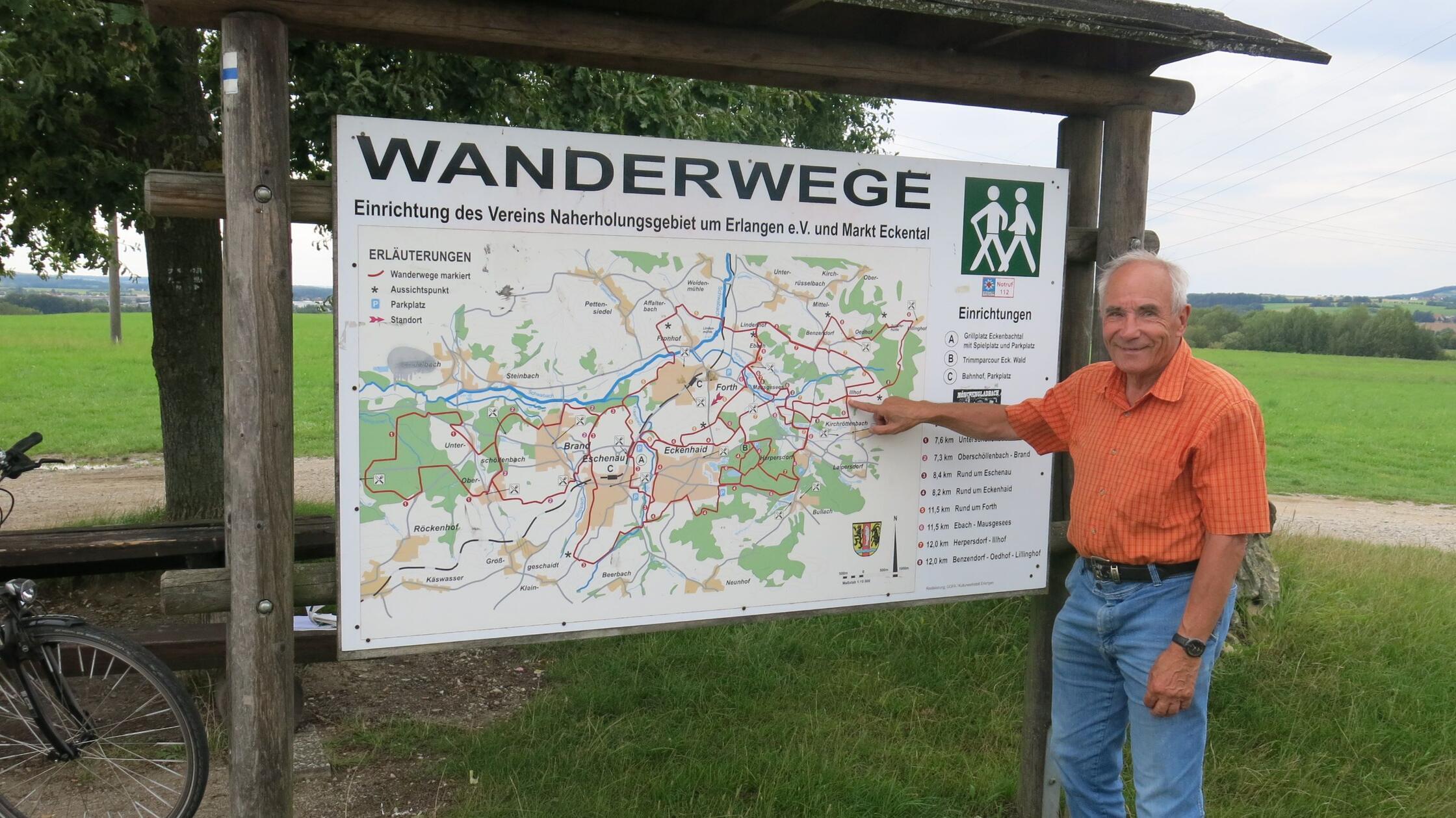 Peter Bajus vor der Wandertafel auf dem Eckenberg.