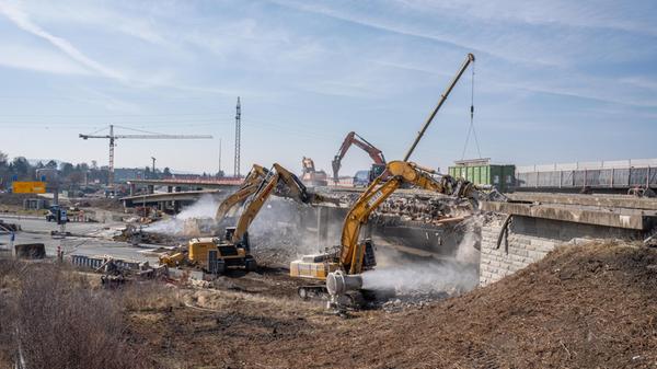 Spektakulärer Brückenabriss auf wichtiger Nord-S