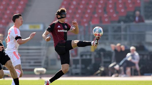 ... Durchgang ist deswegen auch gnadenlos schnell durcherzählt: Beide Mannschaften konnten sich nicht wirklich Großchancen erspielen, demnach ging es gerecht mit 0:0 in die Pause. Auch der Live-Kommentator meinte beim Gang in die Kabinen: "Bislang nicht wirklich ein Leckerbissen für die Fans". Nach dem...