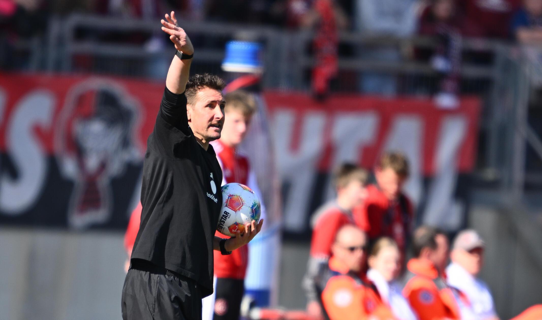 ... von 2014 peitscht sein Team immer wieder nach vorne und wechselt unmittelbar nach dem Rückstand direkt doppelt, aber auch das neue Personal kann nicht wirklich für Schwung sorgen. Im Gegenteil: Weit in der Nachspielzeit...