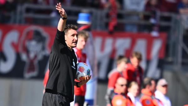 ... von 2014 peitscht sein Team immer wieder nach vorne und wechselt unmittelbar nach dem Rückstand direkt doppelt, aber auch das neue Personal kann nicht wirklich für Schwung sorgen. Im Gegenteil: Weit in der Nachspielzeit...