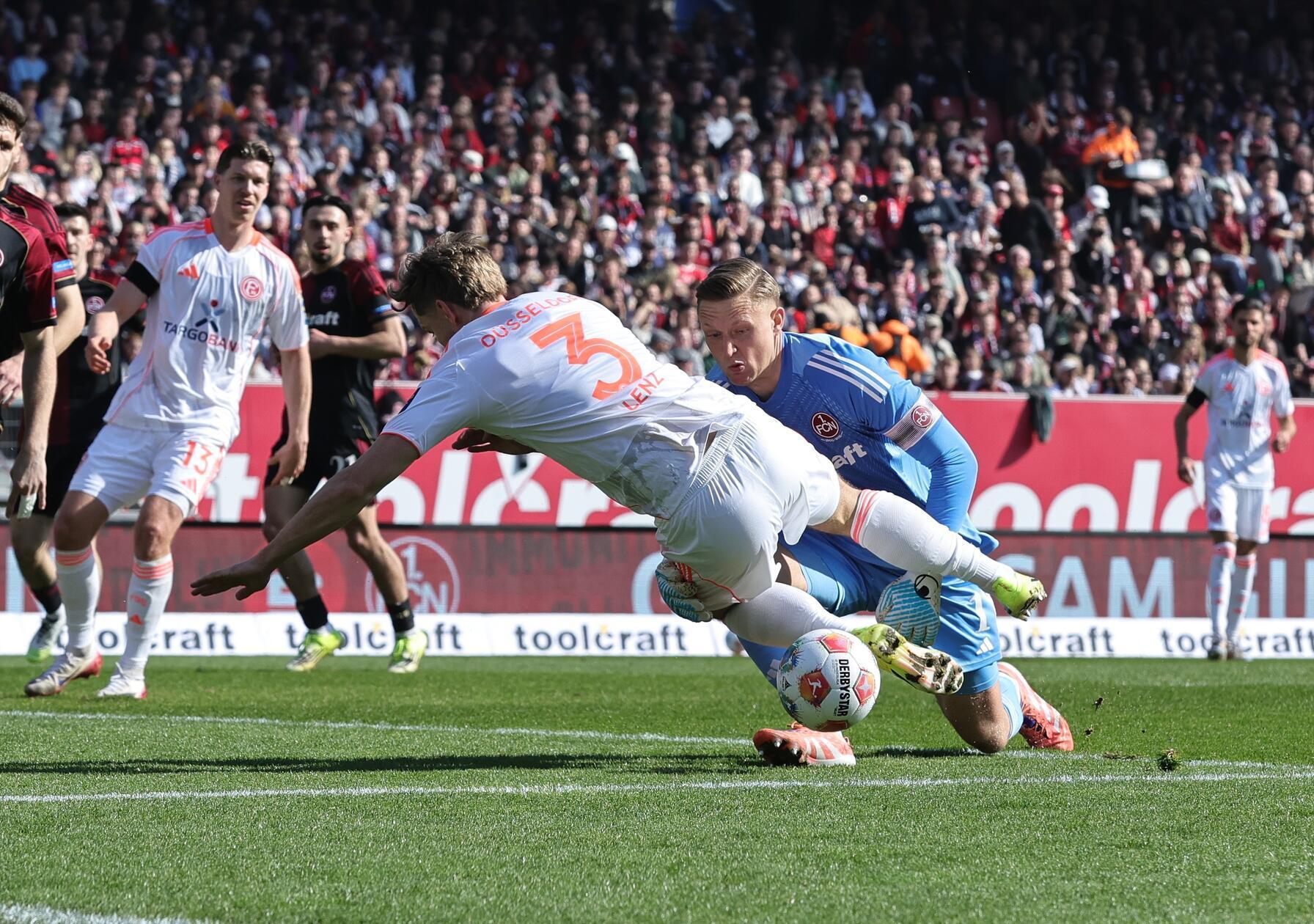 ... haben die Gäste dann erneut die ganz dicke Doppelchance auf das 2:0, FCN-Keeper Reichert kann jedoch mit einem Reflex retten, der Nachschuss geht dann über den Kasten. Der Club verliert damit erstmals wieder seit September 2025 ein Heimspiel. Nach Hertha muss man zudem die zweite Pleite in Serie schlucken. Kommenden Samstag geht es für die Franken dann in den Norden zu den "Störchen" aus Kiel. Der FCN sollte hier wenn möglich wieder punkten, nicht, dass der Blick nach einer tollen Zwischenphase doch noch einmal nach unten gehen muss...
