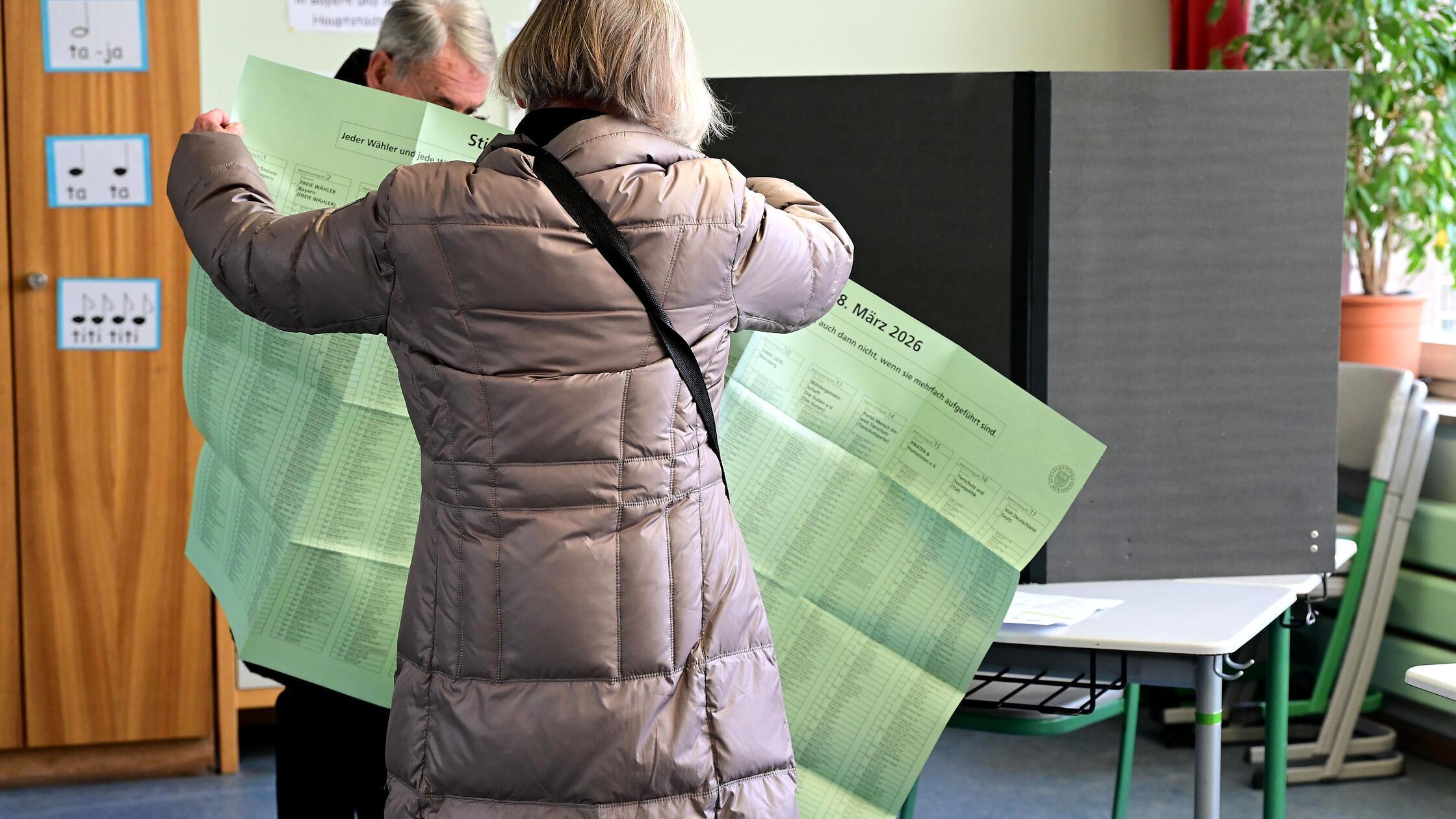 Heute zählt es: Die Bürgerinnen und Bürger in Bayern entscheiden über ihren künftigen Oberbürgermeister oder ihre künftige Oberbürgermeisterin, Landräte und Gemeinde- bzw. Stadträte. Die Wählenden müssen sich in Nürnberg auf große Wahlzettel einstellen.