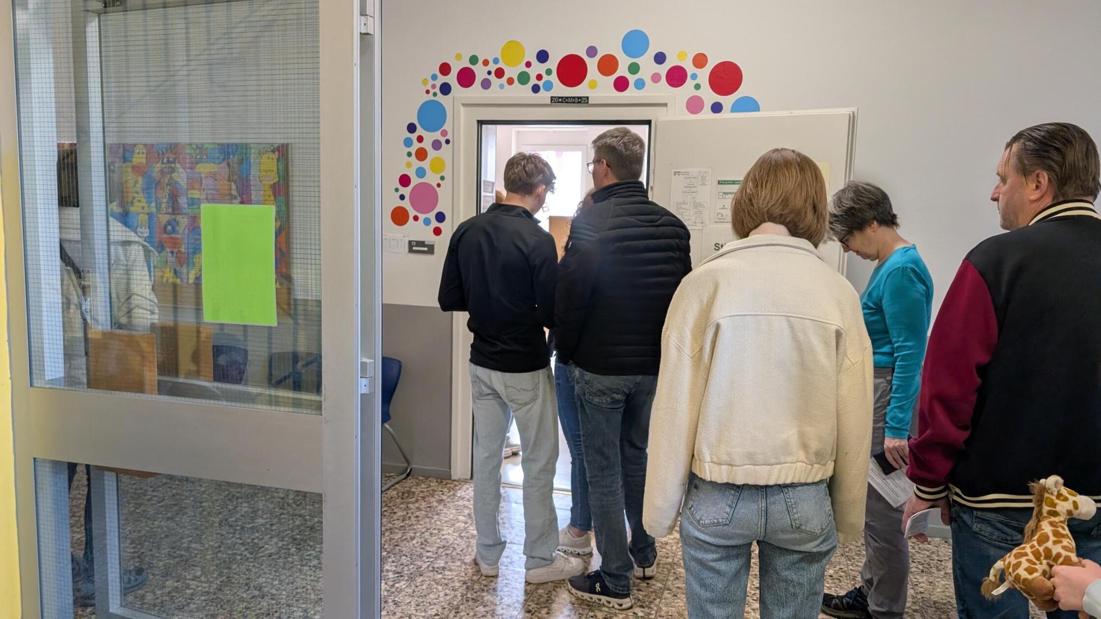 Im Wahllokal in der Grundschule Ansbach Eyb hat sich zur Mittagszeit eine kleine Schlange gebildet. Hier wählen die Ansbacherinnen und Ansbacher ihren Oberbürgermeister und den neuen Stadtrat.