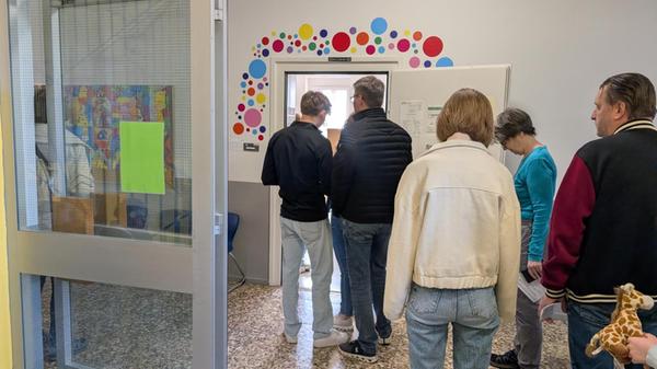Im Wahllokal in der Grundschule Ansbach Eyb hat sich zur Mittagszeit eine kleine Schlange gebildet. Hier wählen die Ansbacherinnen und Ansbacher ihren Oberbürgermeister und den neuen Stadtrat.