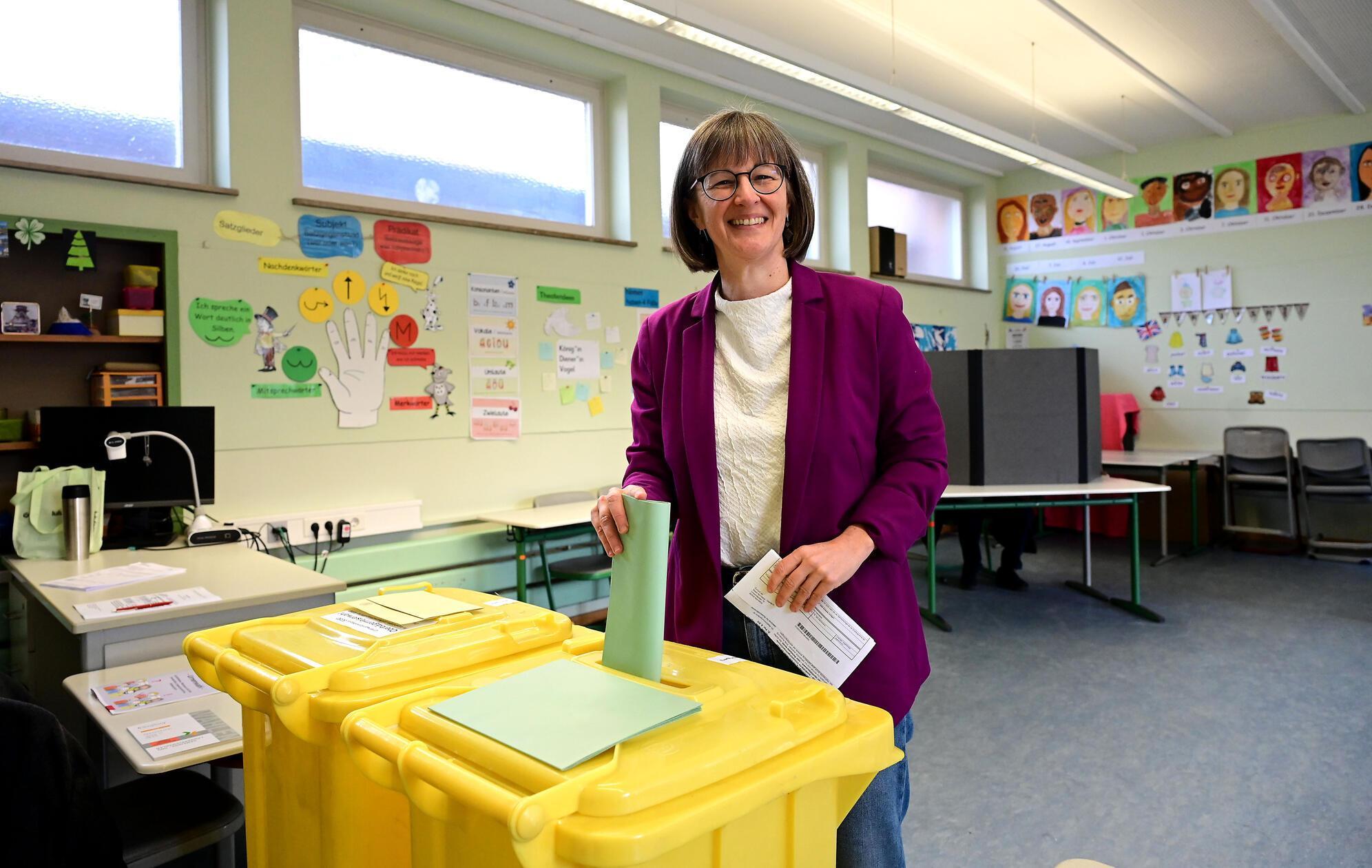 Auch die Nürnberger Grünen-OB-Kandidatin Britta Walthelm hat ihre Stimme bereits abgegeben. Sie war am Vormittag in der Hegelschule an der Wahlurne.
