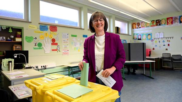 Auch die Nürnberger Grünen-OB-Kandidatin Britta Walthelm hat ihre Stimme bereits abgegeben. Sie war am Vormittag in der Hegelschule an der Wahlurne.