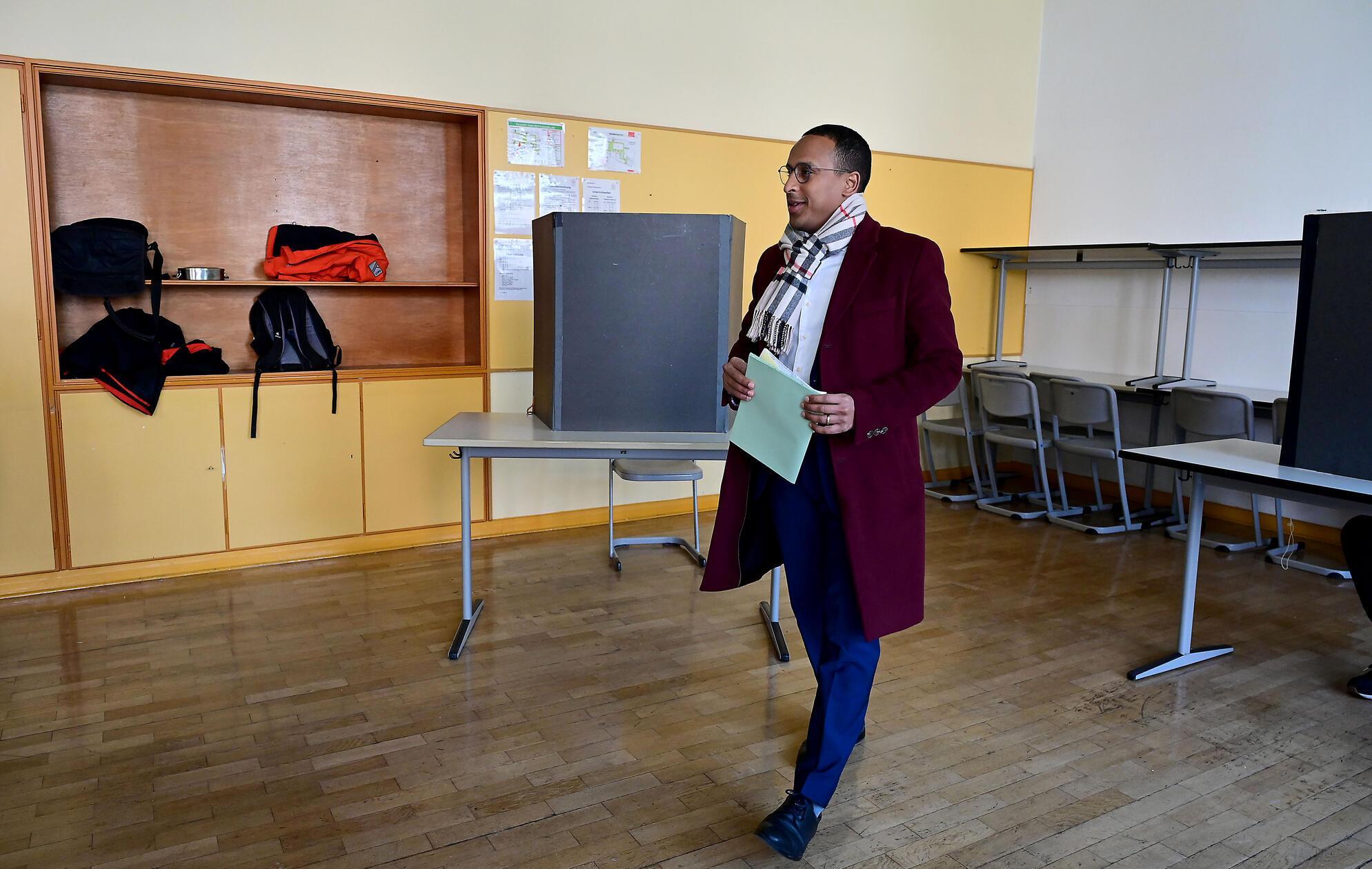 SPD-OB-Kandidat Nasser Ahmed gab seine Stimme in der Berufsschule Schönweißstraße ab...