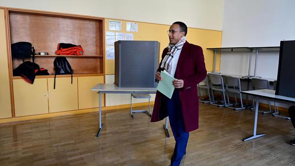 SPD-OB-Kandidat Nasser Ahmed gab seine Stimme in der Berufsschule Schönweißstraße ab...