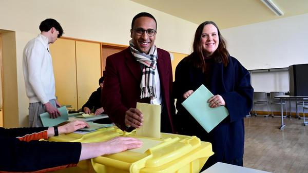 ... an seiner Seite: seine Frau Michelle.