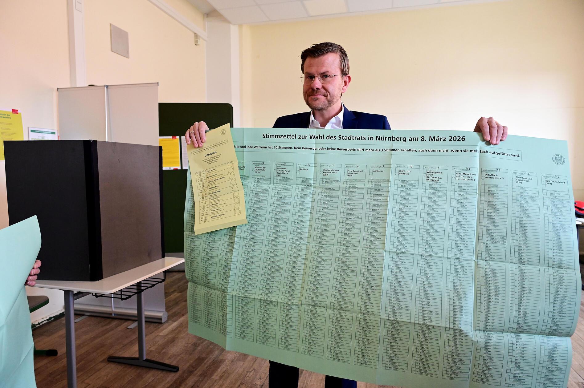 Trotz kurzer Nacht nach seinem DJ-Auftritt im Gate trieb es den aktuellen Nürnberger OB Marcus König direkt am Vormittag ins Wahllokal. Er war gemeinsam mit seiner Frau in der Lothar-von-Faber-Schule bei der Wahl. "Geht zur Wahl", fordert er seine Followerinnen und Follower auf Instagram auf.