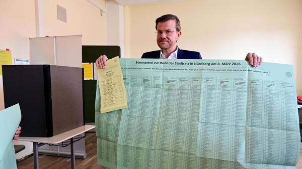 Trotz kurzer Nacht nach seinem DJ-Auftritt im Gate trieb es den aktuellen Nürnberger OB Marcus König direkt am Vormittag ins Wahllokal. Er war gemeinsam mit seiner Frau in der Lothar-von-Faber-Schule bei der Wahl. "Geht zur Wahl", fordert er seine Followerinnen und Follower auf Instagram auf.