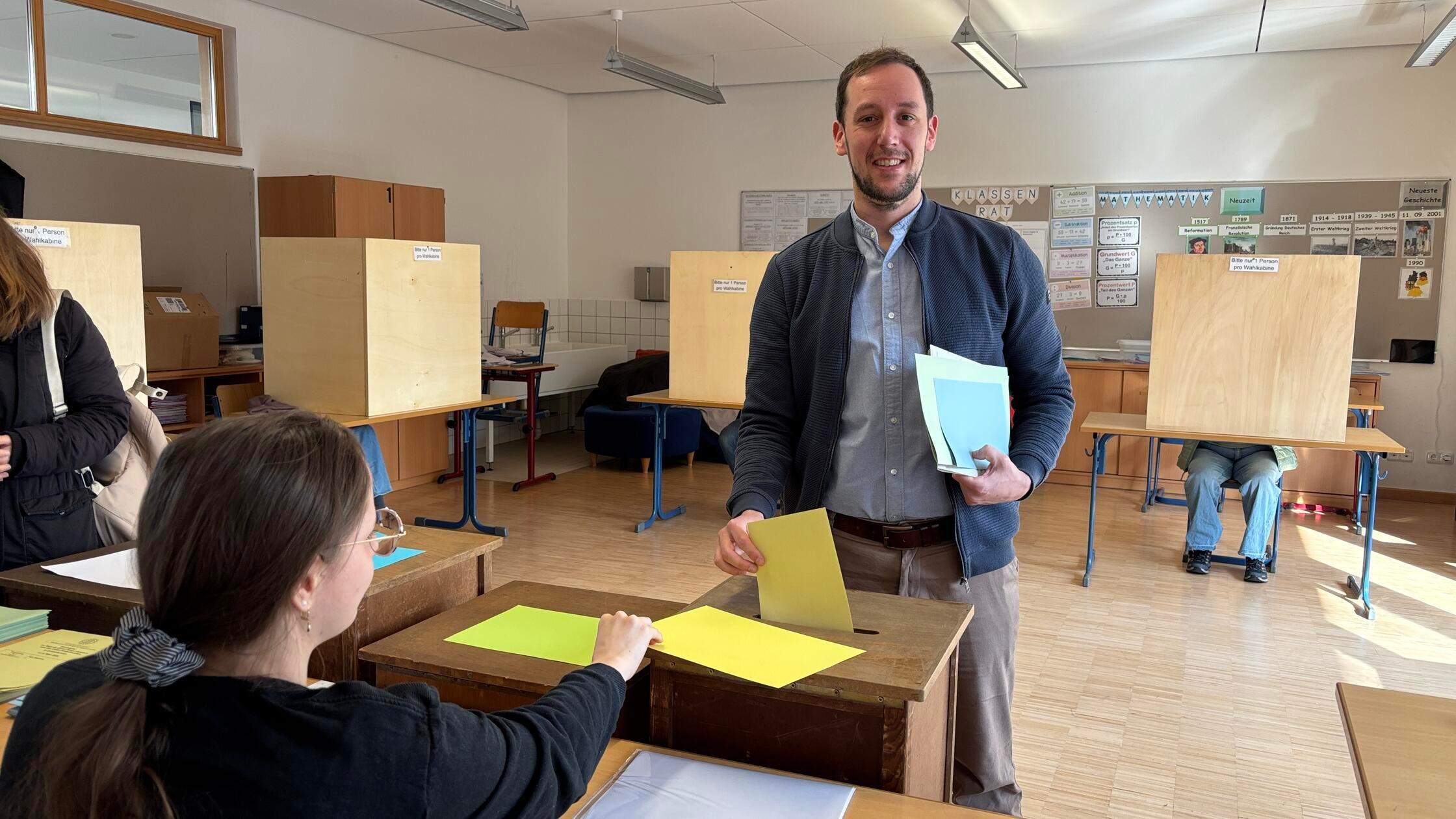 CSU-Bürgermeister Matthias Hörr gab seine Stimmen bei der Kommunalwahl in der Stephani-Schule in Gunzenhausen ab.