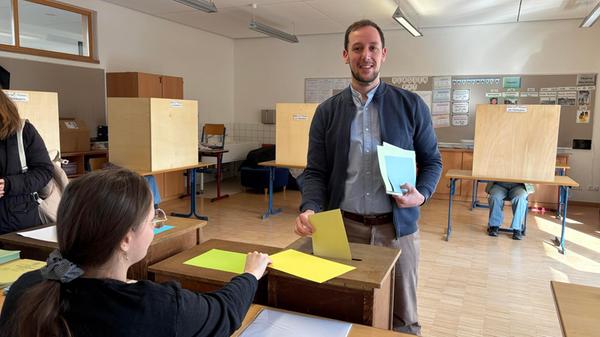 CSU-Bürgermeister Matthias Hörr gab seine Stimmen bei der Kommunalwahl in der Stephani-Schule in Gunzenhausen ab.