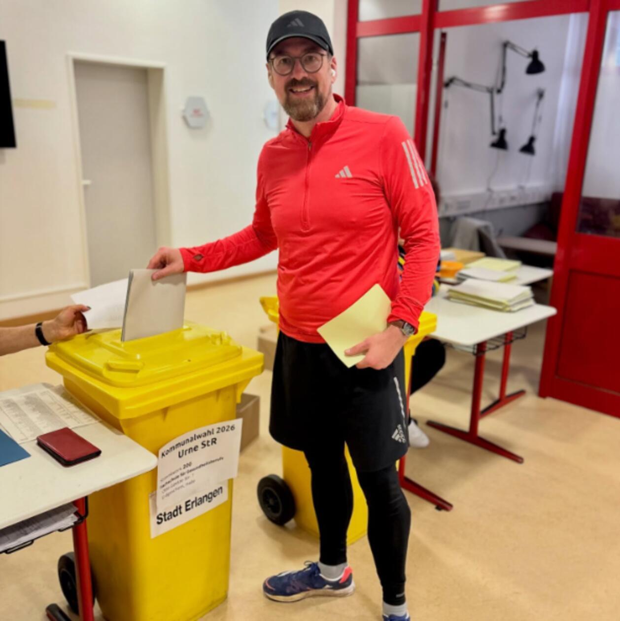 „Eine Runde laufen – direkt ins Wahllokal“, für den aktuellen Erlanger OB Florian Janik wird es heute doppelt sportlich, denn der Platzhirsch muss um seinen Sitz im Rathaus kämpfen. Den Amtsinhaber vom Thron zu stoßen hat sich Jörg Volleth (CSU) zur Aufgabe gemacht.